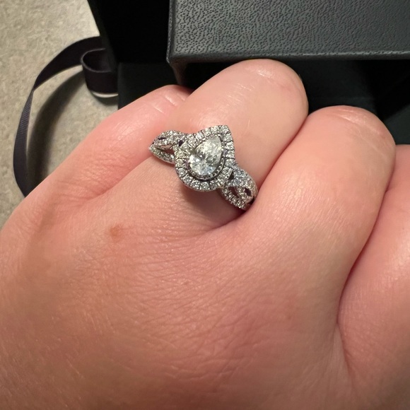 Vera Wang 1ct tw Pear-Shaped Diamond Ring 14K - Picture 4 of 11